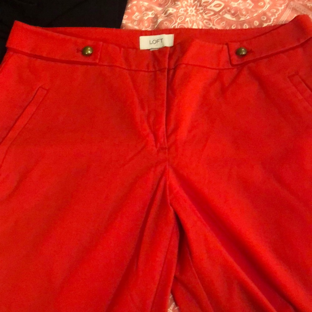 Red Anne Taylor Pants! Hot size 6 with cute button